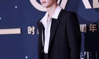 周深上过央视春晚吗 周深红毯上修伞